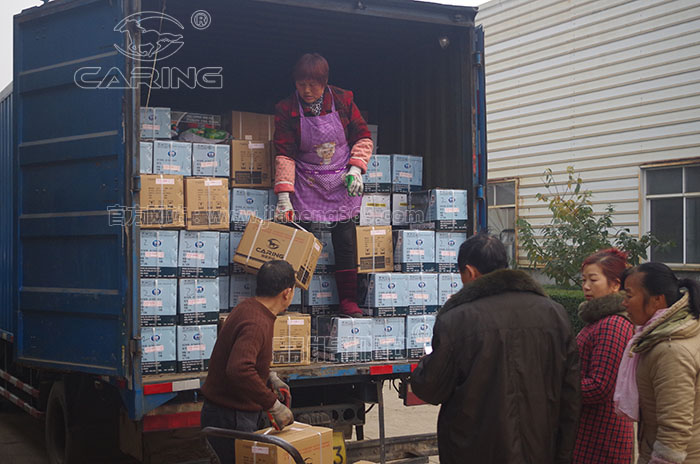 四川嘉能机电有限公司仓储发货人员正在装车，近400台机器将货车塞得满满当当